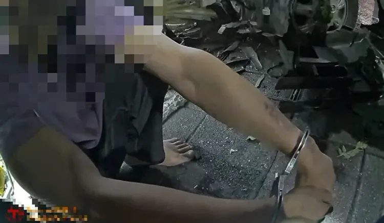 警方當場將崔男上銬逮捕。翻攝畫面