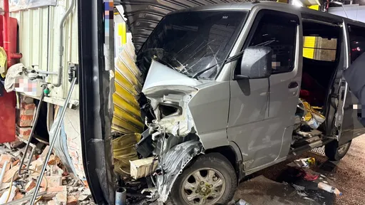 52歲男毒駕衝撞修車店　蛇行新北大道畫面曝光！店家無奈：損失破百萬