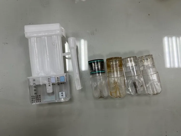 警方在車上搜出毒品。翻攝畫面