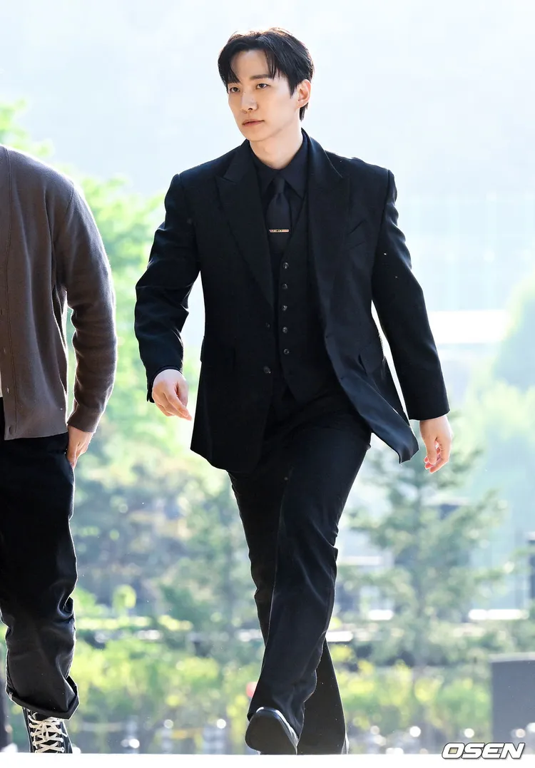 李俊昊氣場十足，彷彿霸總再現。翻攝OSEN