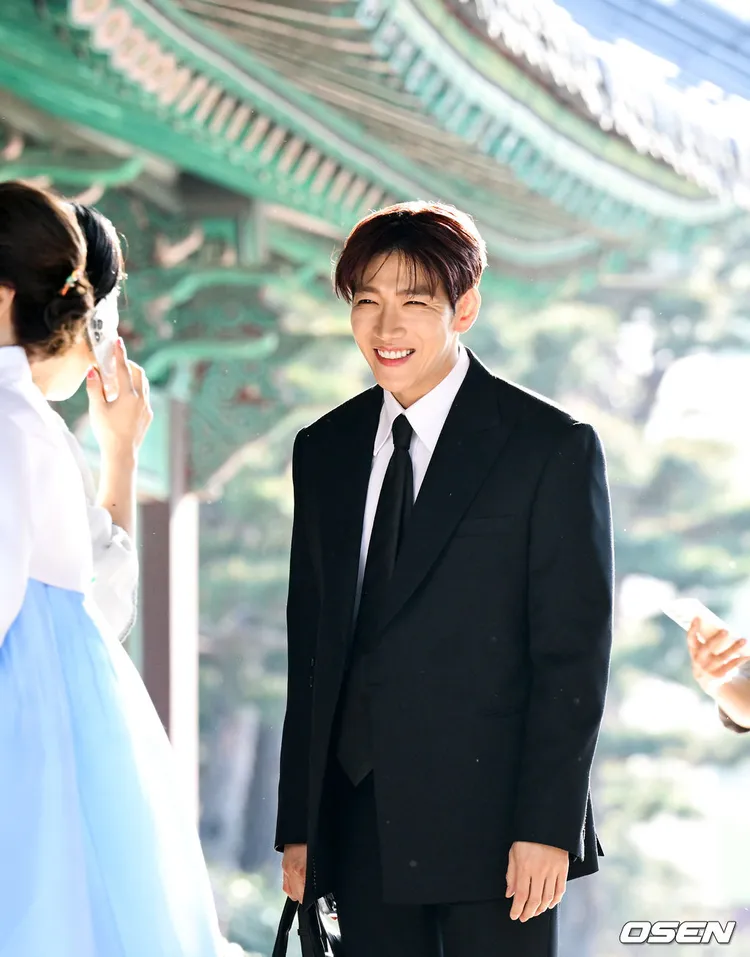 JUN.K見證隊友娶妻，笑得非常開心。翻攝OSEN