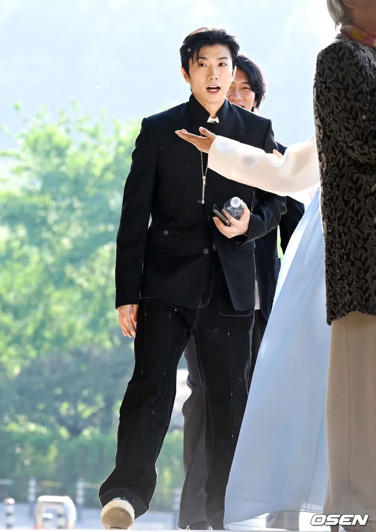 玉澤演母親迎接張祐榮。翻攝OSEN
