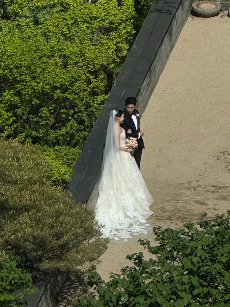 中國遊客從飯店往下看，發現玉澤演和妻子正在拍婚紗照。翻攝小紅書