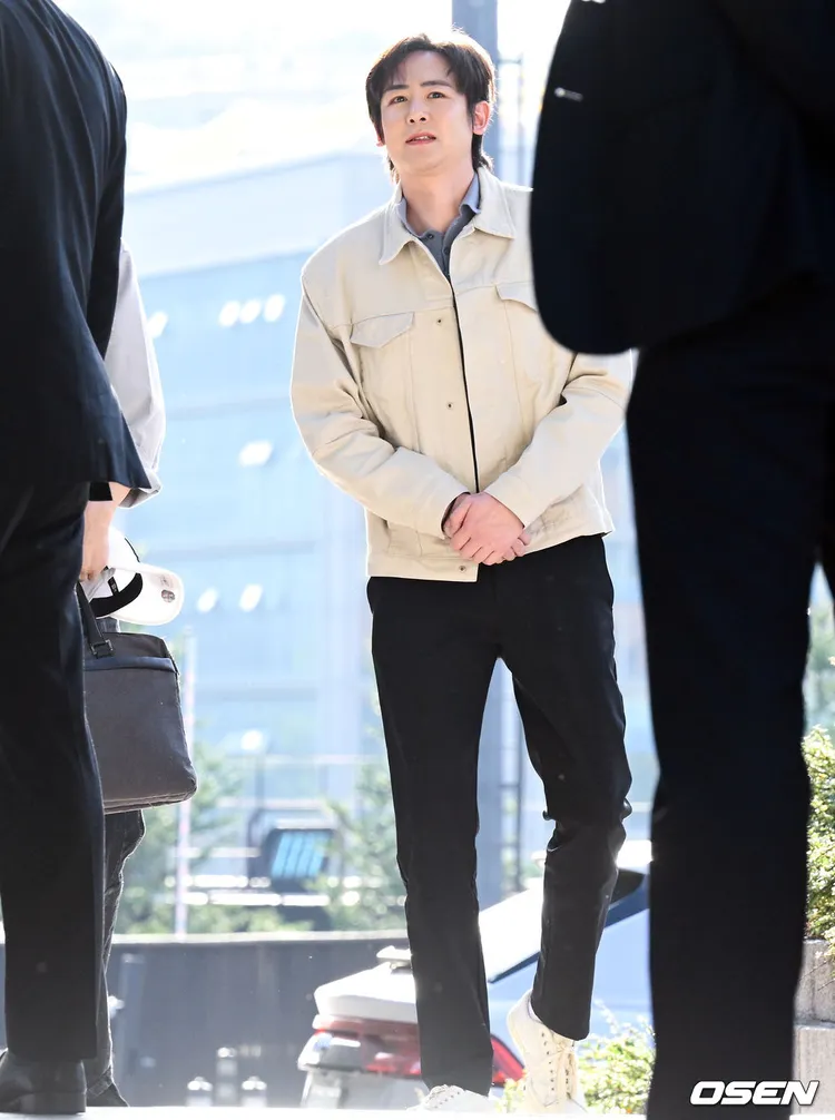 尼坤打扮休閒，臉圓了一圈。翻攝OSEN