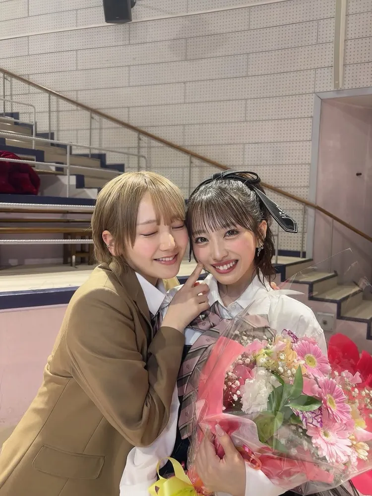 「AKB48」向井地美音（右）被爆料者提及，但未出現於影片中，事發前已宣布畢業。左為田口愛佳。翻攝田口愛佳IG