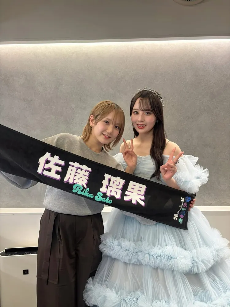 爆料者沒提到卻被網友認出的「乃木坂46」佐藤璃果（右）在事發前已宣布畢業，左為田口愛佳。翻攝田口愛佳IG