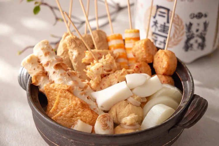 「御選關東煮」以昆布、柴魚及大骨為基底，慢火悉心熬製出質地澄澈、韻味甘醇的高湯，每一項食材皆在滾沸間充分吸附了飽滿的旨味精粹。台北喜來登大飯店提供