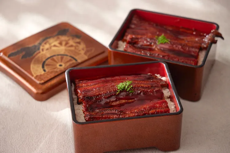 「蒲燒鰻魚飯」以清酒入醬慢熬數時，反覆刷覆炙烤，鹹甜交織的焦香與晶瑩剔透的米飯相互襯托。台北喜來登大飯店提供