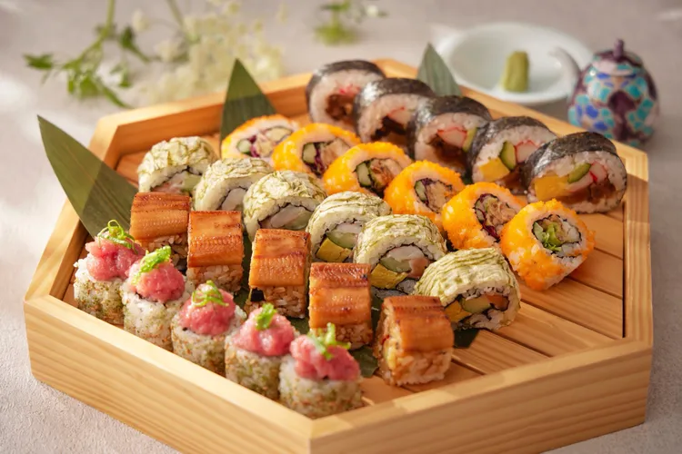 「極上壽司卷盛合」集結蔥花鮪魚卷、星鰻酪梨卷、磯雪昆布海鮮卷、酥炸軟殼蟹卷與太卷壽司等，一次品嚐壽司的多重風貌。台北喜來登大飯店提供
