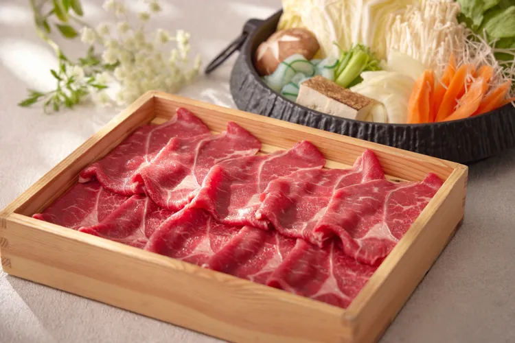 「日式牛肉壽喜燒」以洋蔥、時蔬與牛筋加入特製壽喜燒醬汁燴煮，再放入嚴選板腱牛，讓甘甜醬香完美包覆柔嫩肉質。台北喜來登大飯店提供