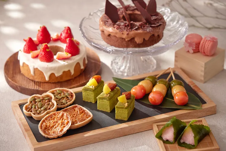 「春日和食饗宴」甜點區換上粉嫩春裝，道明寺櫻餅、粉櫻馬卡龍、日式三色糰子、最中餅等人氣甘味，為春日饗宴畫下完美句點。台北喜來登大飯店提供