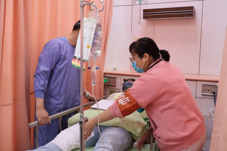 不少香燈腳體力不支、水喝太少，硬撐遶境被送進急診 。大甲李綜合提供