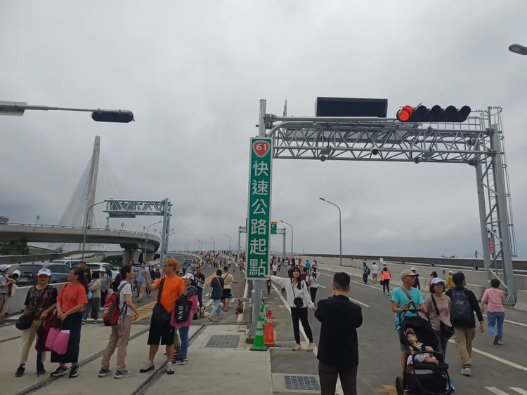 淡江大橋今天湧入近萬人。翻攝畫面