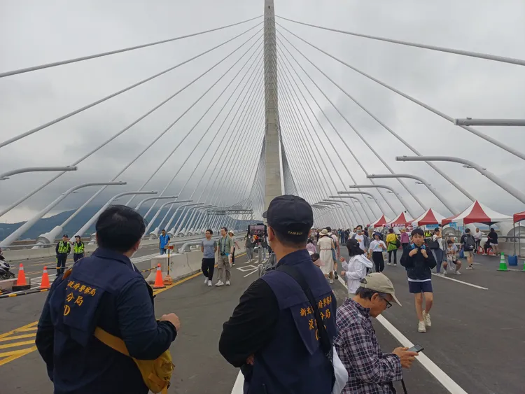 淡水警方出動警、民力共90餘名進駐維持交通及治安。翻攝畫面