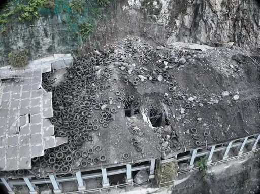 東北季風強降雨　蘇花大清水明隧道落石毀頂板中斷２小時搶通了　