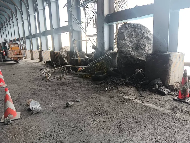 巨石貫穿明隧道。公路局提供