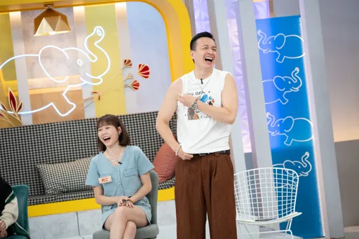 小鐘自豪「衣領下有猛料」猛做伏地挺身　遭小S驗貨當場被逼瘋