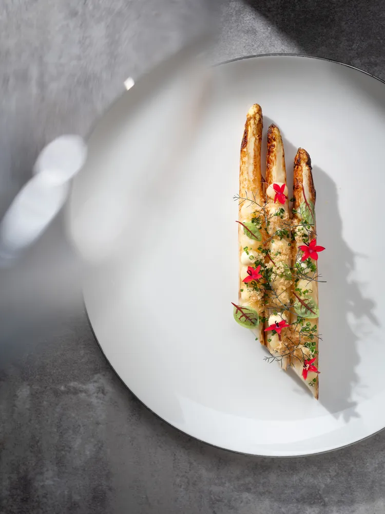 台北文華東方酒店「Bencotto」義大利餐廳推出季節限定白蘆筍佳餚「白蘆筍、煙燻荷蘭醬、柚子凍、烏魚子、時令香草」。台北文華東方酒店提供
