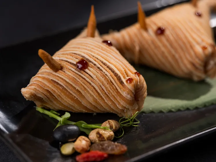 「雅閣」推出「黑椒和牛酥」小牛新造型港式點心。台北文華東方酒店提供