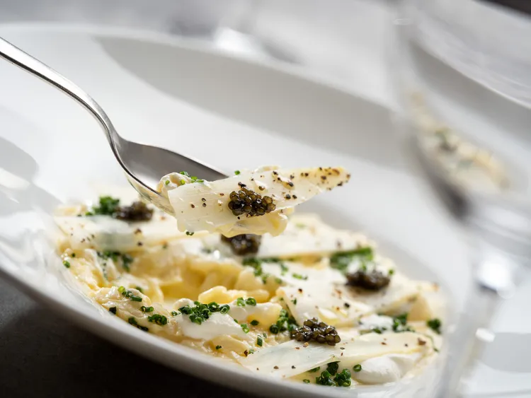 台北文華東方酒店「Bencotto」義大利餐廳推出季節限定白蘆筍佳餚「特選米燉飯、白蘆筍、奧賽嘉魚子醬、酸奶、蝦夷蔥」。台北文華東方酒店提供