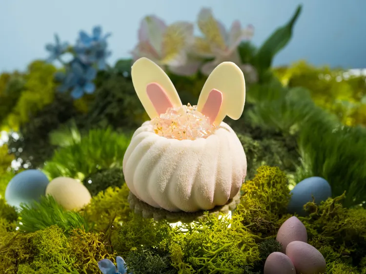 台北文華東方酒店「文華餅房」推出「雲朵小兔」復活節限定小蛋糕。台北文華東方酒店提供