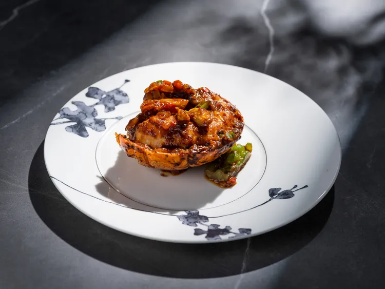 「雅閣」新季節套餐中新菜「豉汁涼瓜龍蝦尾」。台北文華東方酒店提供