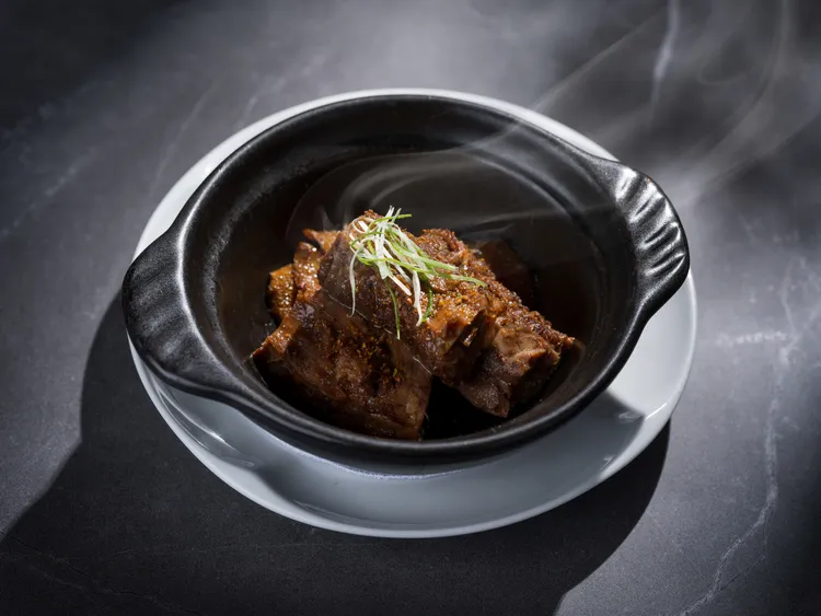「雅閣」新季節套餐中新菜「孜然牛肋條」。台北文華東方酒店提供