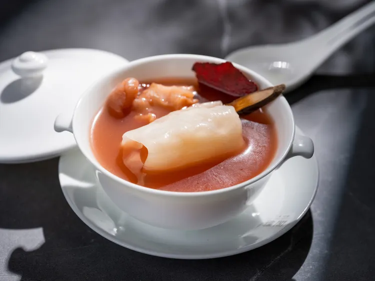「雅閣」新季節套餐中湯品「五指毛桃土茯苓燉花膠」。台北文華東方酒店提供