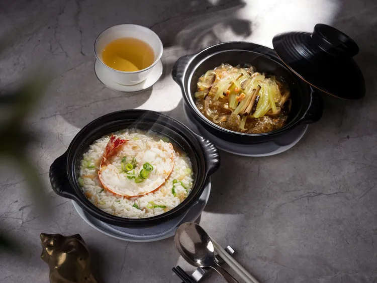 「雅閣」新季節單點美饌，由左至右「雅閣龍蝦金湯浸香米」及「櫛瓜蝦米粉絲煲」。台北文華東方酒店提供