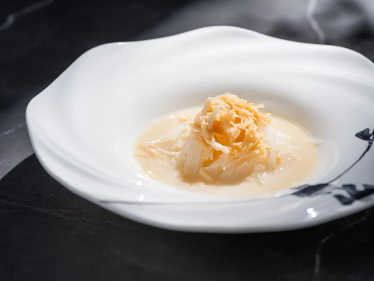 「雅閣」新季節套餐中新菜「鮮湯瑤柱燜蘿蔔」。台北文華東方酒店提供