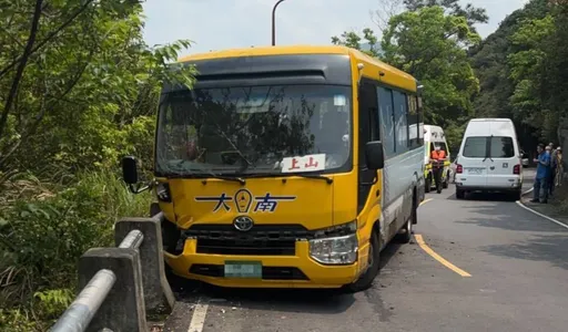 驚！北市客運打滑自撞護欄　17乘客9人受傷