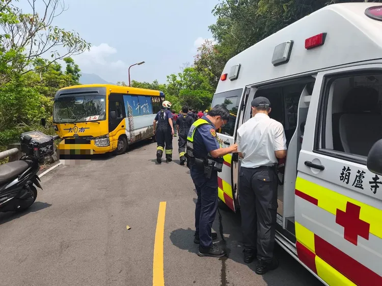 車上乘客多人受傷送醫。翻攝畫面