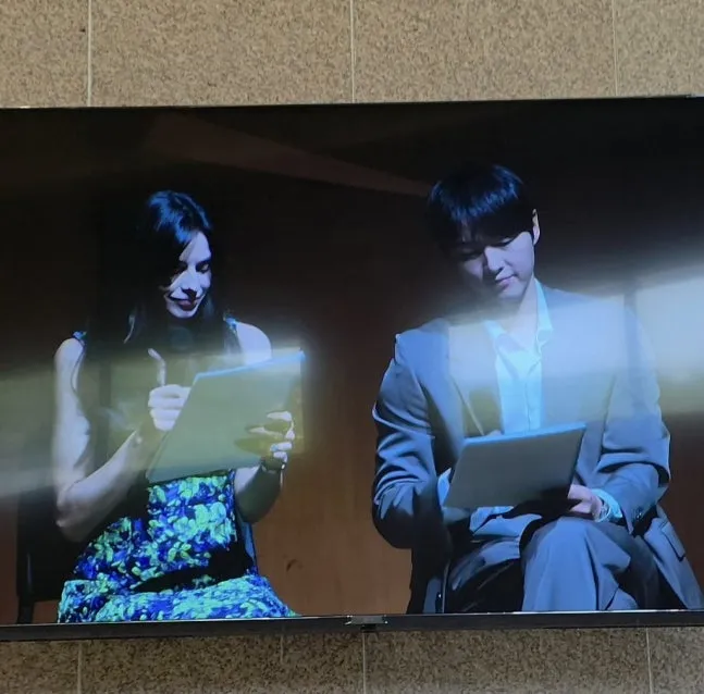 宋仲基、凱蒂在舞台上擔任旁白角色。翻攝X