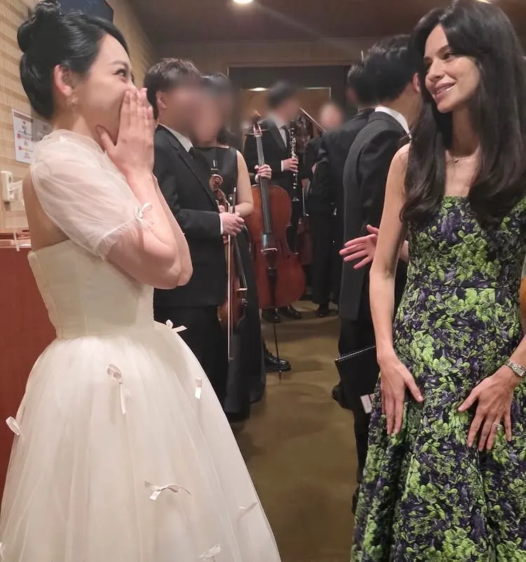 金素賢（左）看到凱蒂忍不住摀住嘴巴，被她的美貌震懾。翻攝金素賢IG