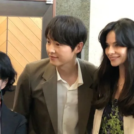 宋仲基（左）、凱蒂親切與觀眾合照。翻攝X