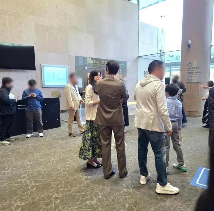 宋仲基再婚凱蒂3年，夫妻互動甜蜜。翻攝X