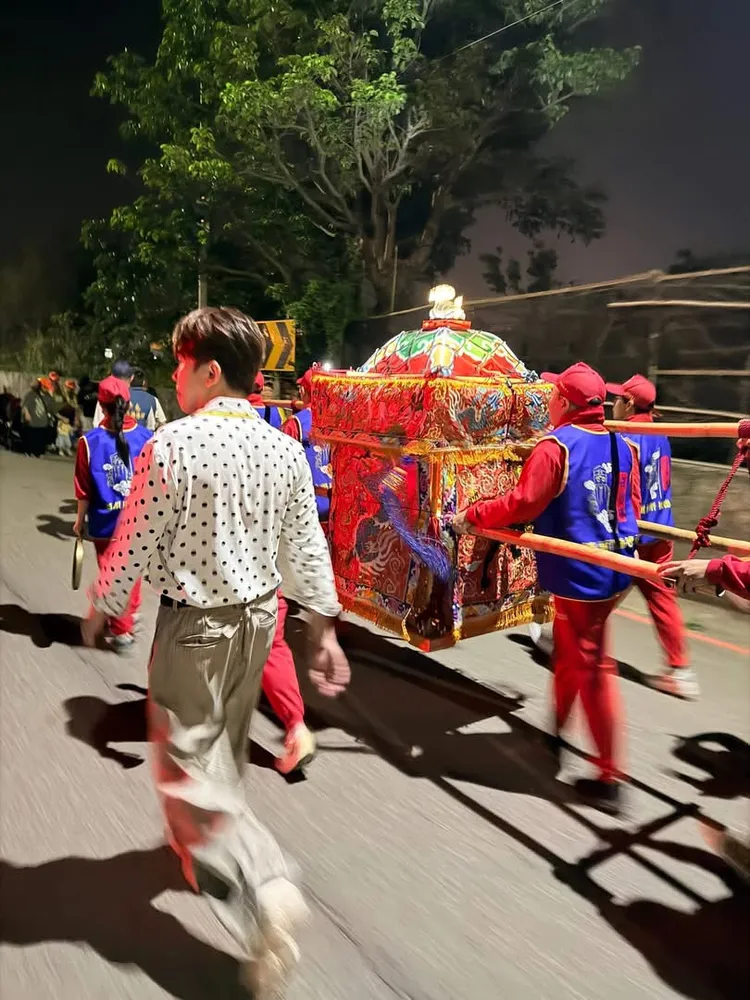 許志豪陪同土地公遊庄。摘自臉書