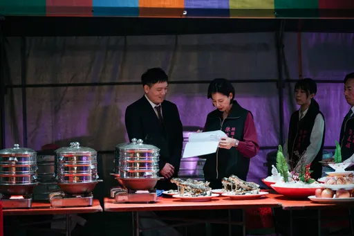 丁寧化身「政壇一匹狼」　自創青藍眼線藏身世