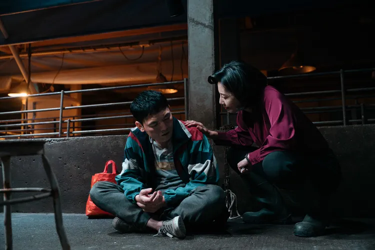 丁寧（右）在《死亡賭局》中處處對春風伸出援手。英傑哆影業提供