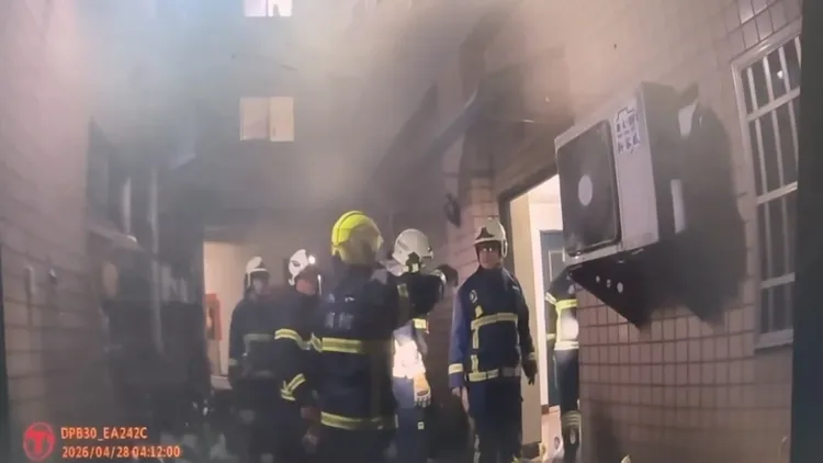 屏東潮州民宅28日凌晨火警。翻攝畫面