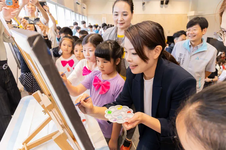 高虹安與小學生們一起作畫。新竹市府提供