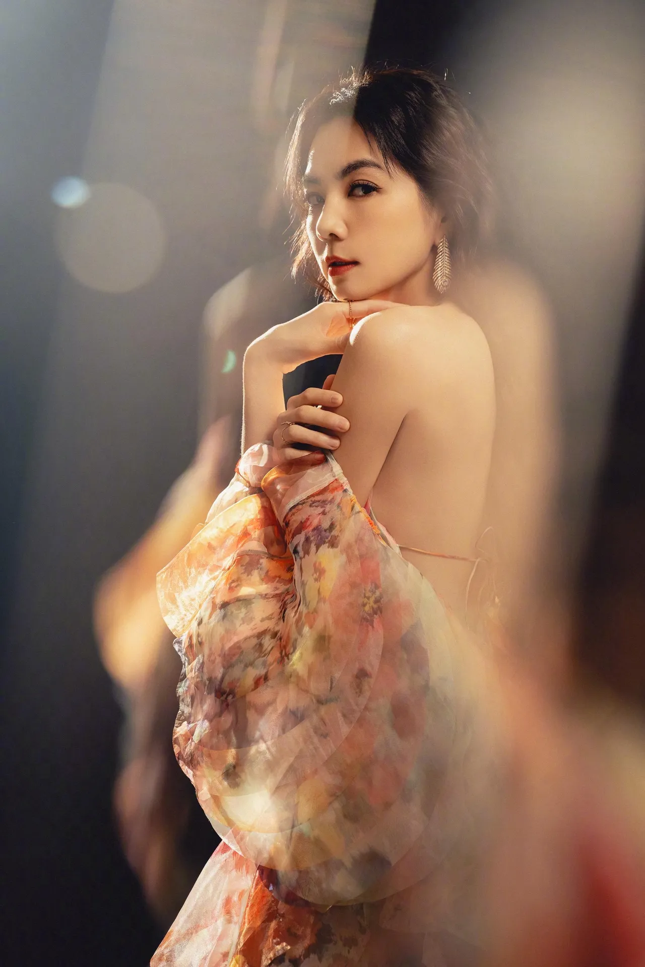 Ella日前現身《張清芳與她的好友們》慈善演唱會，選穿ZIMMERMANN露背禮服搭配Boucheron珠寶。品牌提供