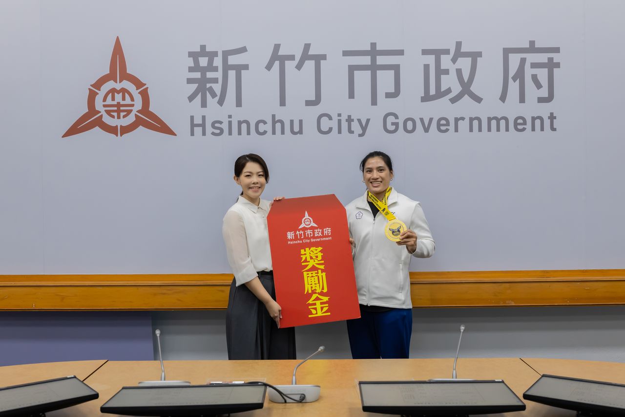 竹市之光!「拳擊女王」陳念琴勇奪亞錦賽金牌 高虹安頒獎嘉勉