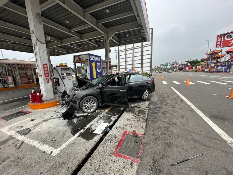 邱姓女子疑似精神不濟，開車衝入加油站，車頭撞爛所幸未造成人員傷亡。民眾提供