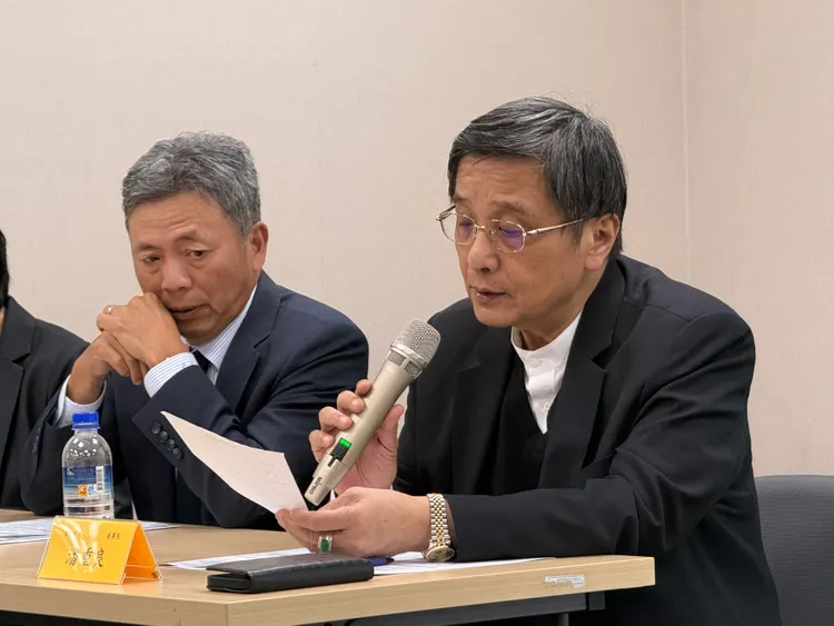 崇越科技集團執行董事李正榮（左）與董事長潘重良（右）。呂承哲攝