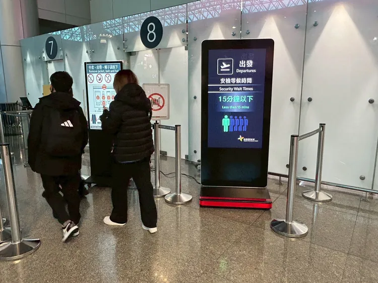 連假期間導入「AI出發安檢人流統計」，於出境驗票口設置預估通關時間告示牌。桃機提供
