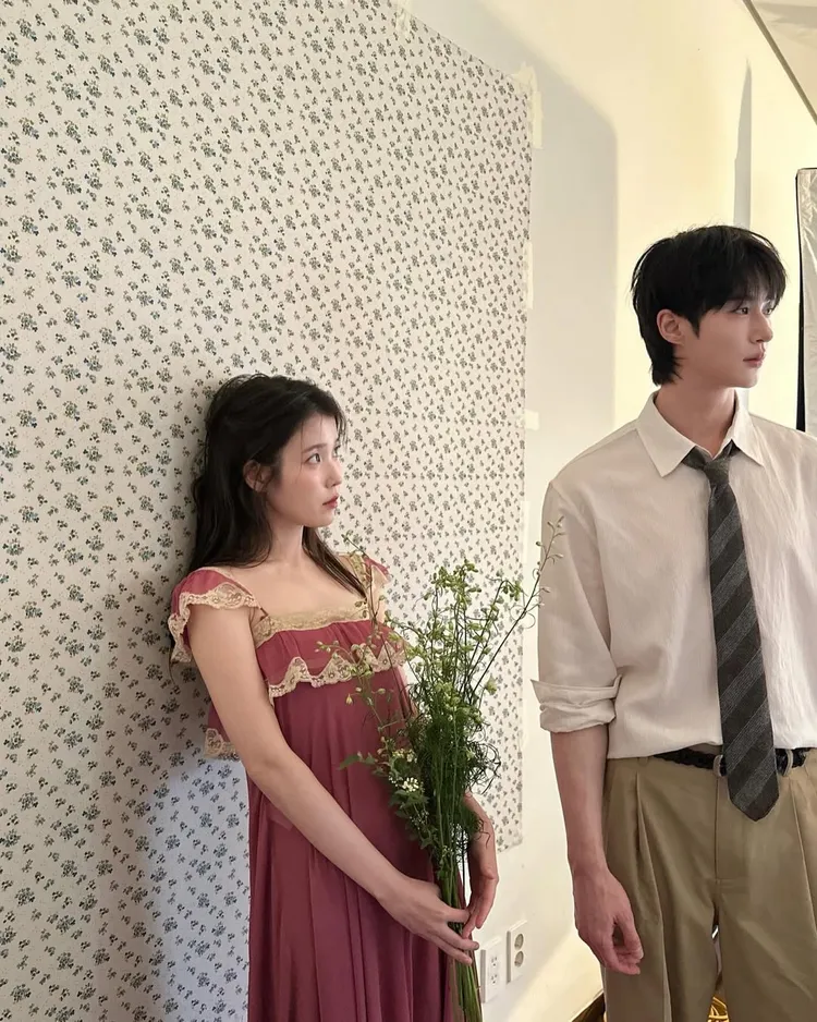 IU（左）、邊佑錫合體拍雜誌封面。翻攝ellekorea IG