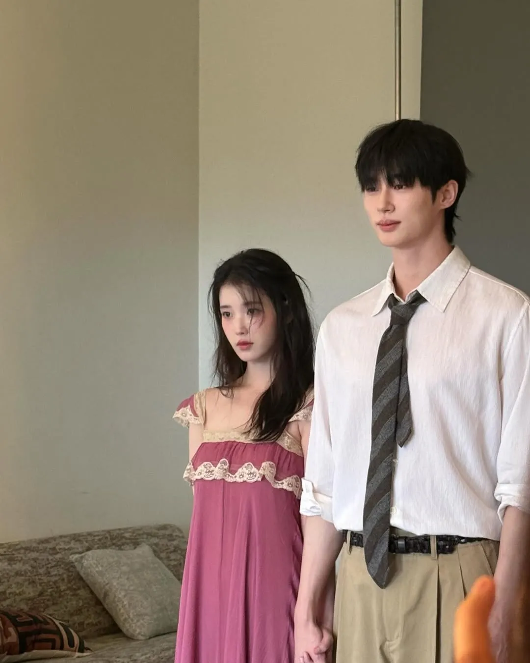 IU（左）、邊佑錫十指緊扣。翻攝ellekorea IG