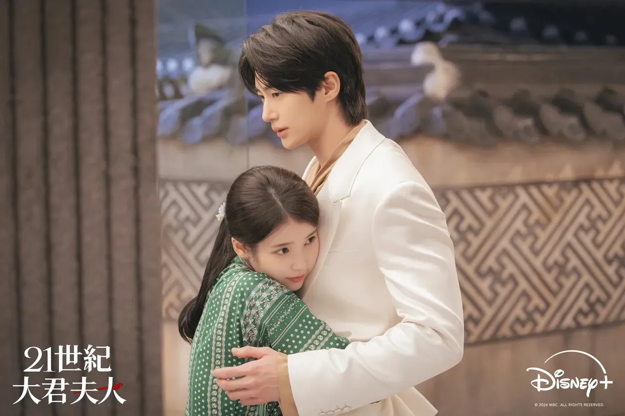 IU（左）、邊佑錫主演的《21世紀大軍夫人》自帶話題。Disney+提供