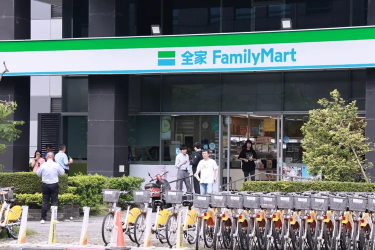 全家即日起至4月28日推出「康康5」週末優惠。彭欣偉攝